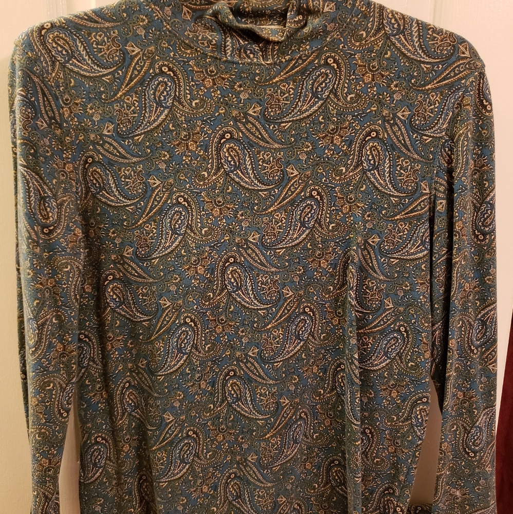 Light long sleeve short turtle neck